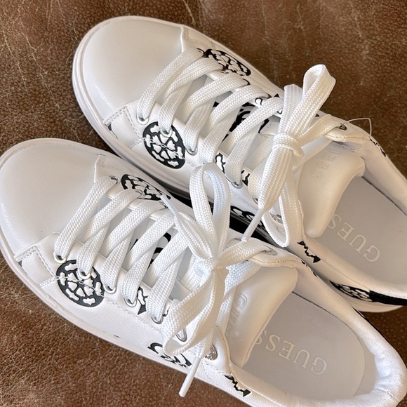 GUESS LOVEN LEATHER SNEAKERS NWT - Picture 5 of 8